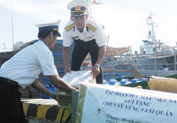 Bộ Tư lệnh Vùng 5 Hải quân thăm, tặng quà chiến sỹ nhân dân đảo Thổ Chu - ảnh 1